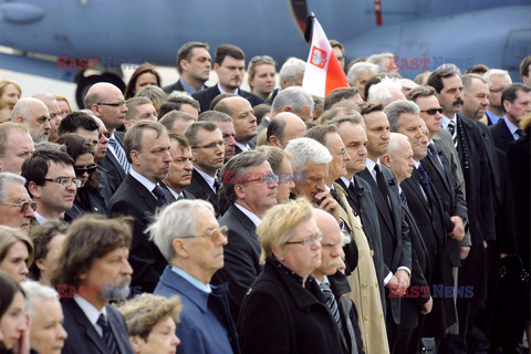 Uroczystości na lotnisku i przejazd konduktu z ciałem Prezydenta