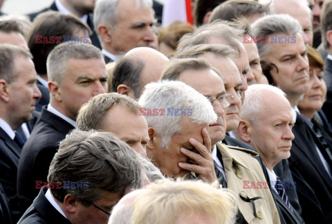 Uroczystości na lotnisku i przejazd konduktu z ciałem Prezydenta