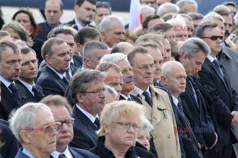 Uroczystości na lotnisku i przejazd konduktu z ciałem Prezydenta