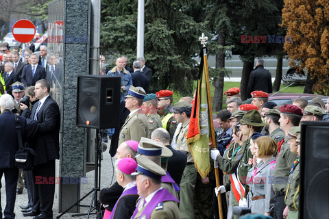 Uroczystości na lotnisku i przejazd konduktu z ciałem Prezydenta