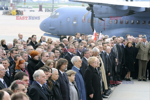 Uroczystości na lotnisku i przejazd konduktu z ciałem Prezydenta