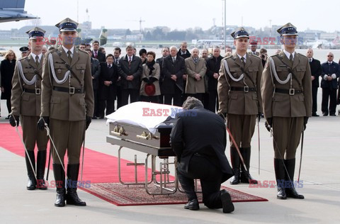 Uroczystości na lotnisku i przejazd konduktu z ciałem Prezydenta