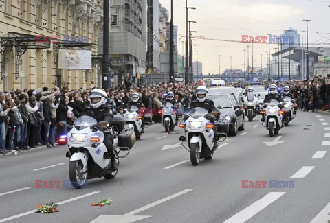 Uroczystości na lotnisku i przejazd konduktu z ciałem Prezydenta