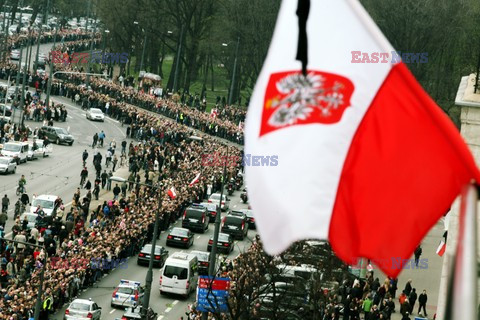 Uroczystości na lotnisku i przejazd konduktu z ciałem Prezydenta