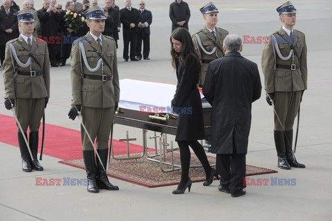 Uroczystości na lotnisku i przejazd konduktu z ciałem Prezydenta