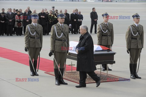 Uroczystości na lotnisku i przejazd konduktu z ciałem Prezydenta