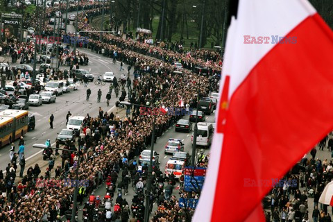 Uroczystości na lotnisku i przejazd konduktu z ciałem Prezydenta