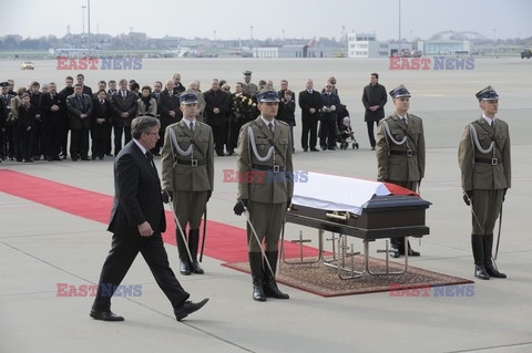 Uroczystości na lotnisku i przejazd konduktu z ciałem Prezydenta