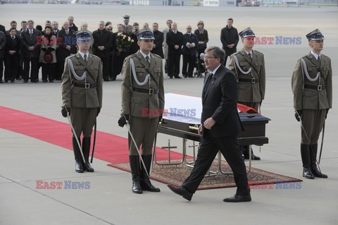 Uroczystości na lotnisku i przejazd konduktu z ciałem Prezydenta