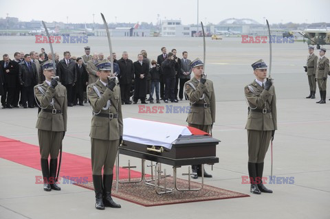 Uroczystości na lotnisku i przejazd konduktu z ciałem Prezydenta