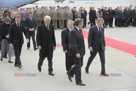 Uroczystości na lotnisku i przejazd konduktu z ciałem Prezydenta