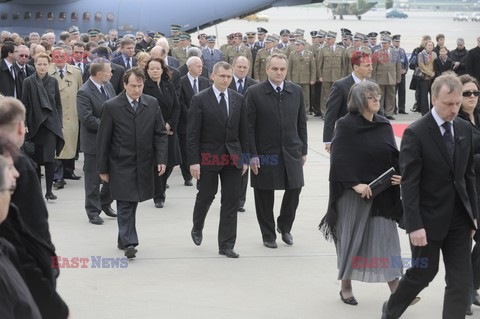 Uroczystości na lotnisku i przejazd konduktu z ciałem Prezydenta