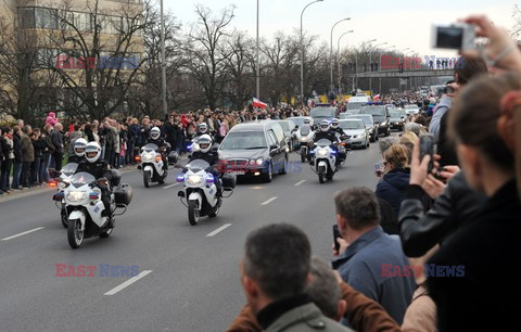 Uroczystości na lotnisku i przejazd konduktu z ciałem Prezydenta