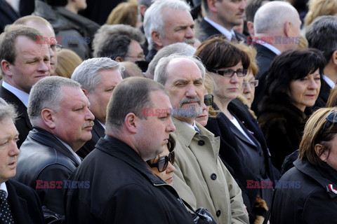 Uroczystości na lotnisku i przejazd konduktu z ciałem Prezydenta