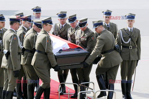 Uroczystości na lotnisku i przejazd konduktu z ciałem Prezydenta