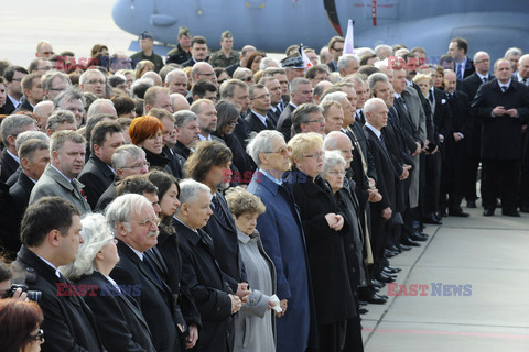 Uroczystości na lotnisku i przejazd konduktu z ciałem Prezydenta