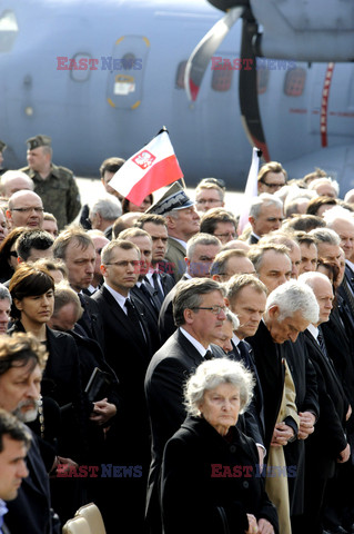 Uroczystości na lotnisku i przejazd konduktu z ciałem Prezydenta