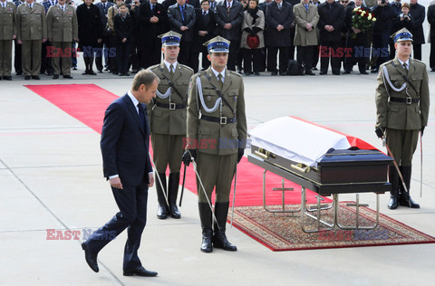 Uroczystości na lotnisku i przejazd konduktu z ciałem Prezydenta