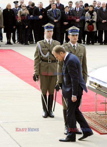 Uroczystości na lotnisku i przejazd konduktu z ciałem Prezydenta