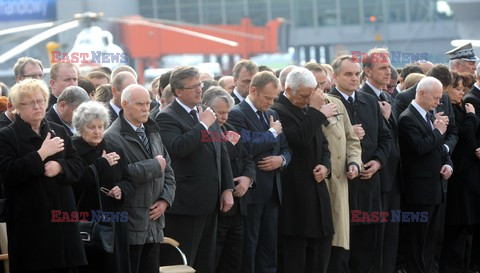 Uroczystości na lotnisku i przejazd konduktu z ciałem Prezydenta