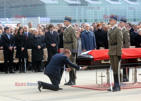 Uroczystości na lotnisku i przejazd konduktu z ciałem Prezydenta