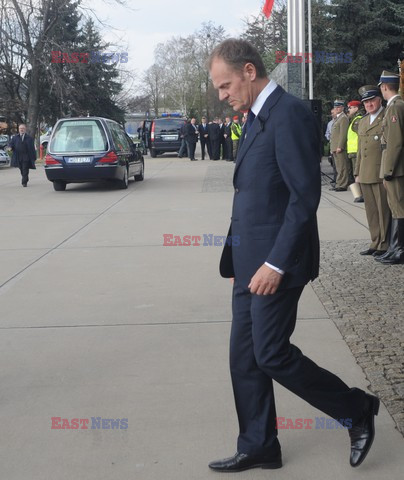 Uroczystości na lotnisku i przejazd konduktu z ciałem Prezydenta