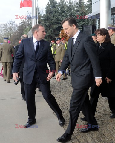 Uroczystości na lotnisku i przejazd konduktu z ciałem Prezydenta