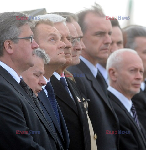 Uroczystości na lotnisku i przejazd konduktu z ciałem Prezydenta