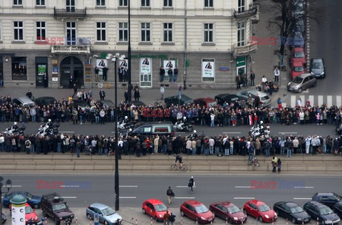 Uroczystości na lotnisku i przejazd konduktu z ciałem Prezydenta