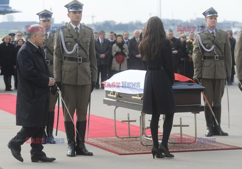 Uroczystości na lotnisku i przejazd konduktu z ciałem Prezydenta