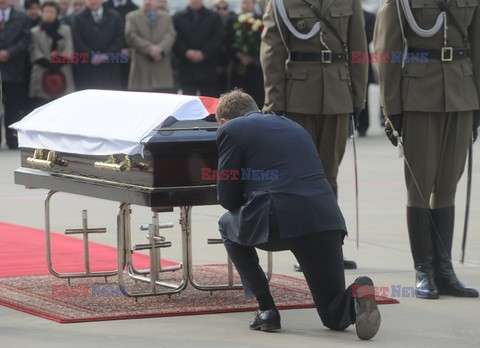 Uroczystości na lotnisku i przejazd konduktu z ciałem Prezydenta