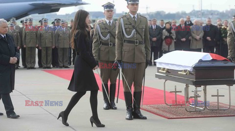 Uroczystości na lotnisku i przejazd konduktu z ciałem Prezydenta