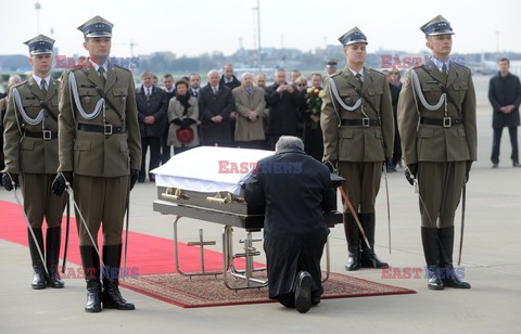 Uroczystości na lotnisku i przejazd konduktu z ciałem Prezydenta