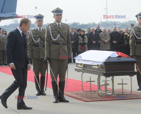 Uroczystości na lotnisku i przejazd konduktu z ciałem Prezydenta