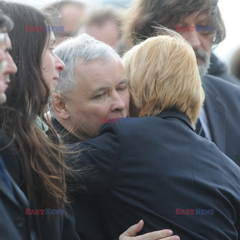 Uroczystości na lotnisku i przejazd konduktu z ciałem Prezydenta