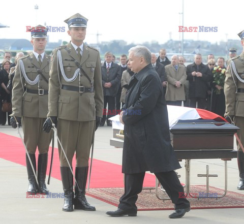 Uroczystości na lotnisku i przejazd konduktu z ciałem Prezydenta