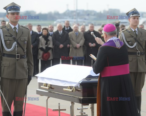 Uroczystości na lotnisku i przejazd konduktu z ciałem Prezydenta