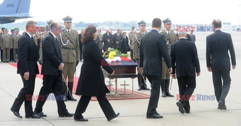 Uroczystości na lotnisku i przejazd konduktu z ciałem Prezydenta