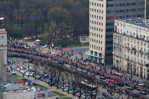 Uroczystości na lotnisku i przejazd konduktu z ciałem Prezydenta