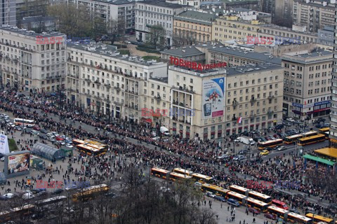 Uroczystości na lotnisku i przejazd konduktu z ciałem Prezydenta