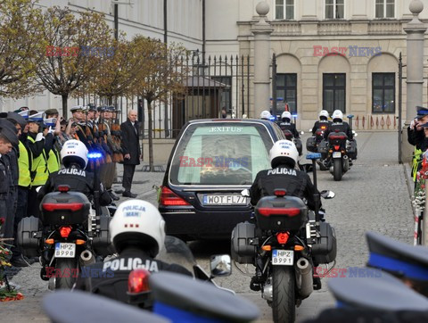 Uroczystości na lotnisku i przejazd konduktu z ciałem Prezydenta