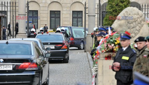 Uroczystości na lotnisku i przejazd konduktu z ciałem Prezydenta