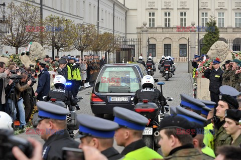 Uroczystości na lotnisku i przejazd konduktu z ciałem Prezydenta