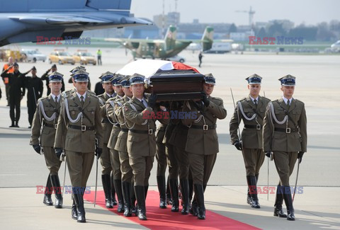 Uroczystości na lotnisku i przejazd konduktu z ciałem Prezydenta