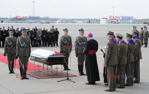 Uroczystości na lotnisku i przejazd konduktu z ciałem Prezydenta