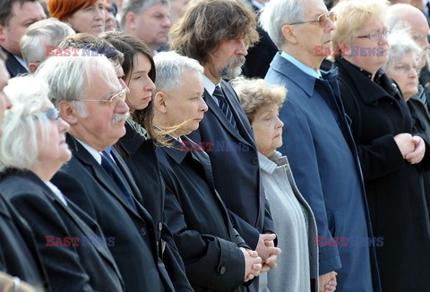 Uroczystości na lotnisku i przejazd konduktu z ciałem Prezydenta