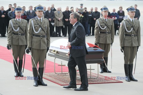 Uroczystości na lotnisku i przejazd konduktu z ciałem Prezydenta