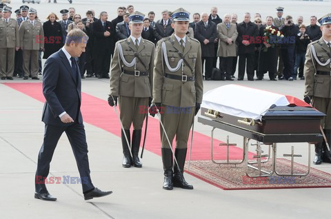 Uroczystości na lotnisku i przejazd konduktu z ciałem Prezydenta