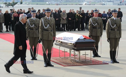 Uroczystości na lotnisku i przejazd konduktu z ciałem Prezydenta