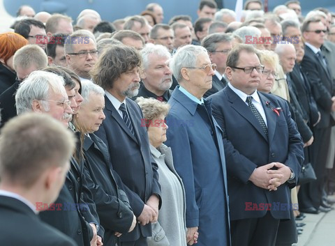 Uroczystości na lotnisku i przejazd konduktu z ciałem Prezydenta